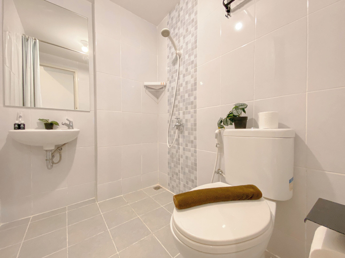 Bathroom 3, Cozy Living 2Br Apartment Tokyo Riverside, Tangerang