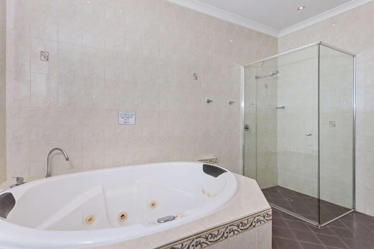 Bathroom 10