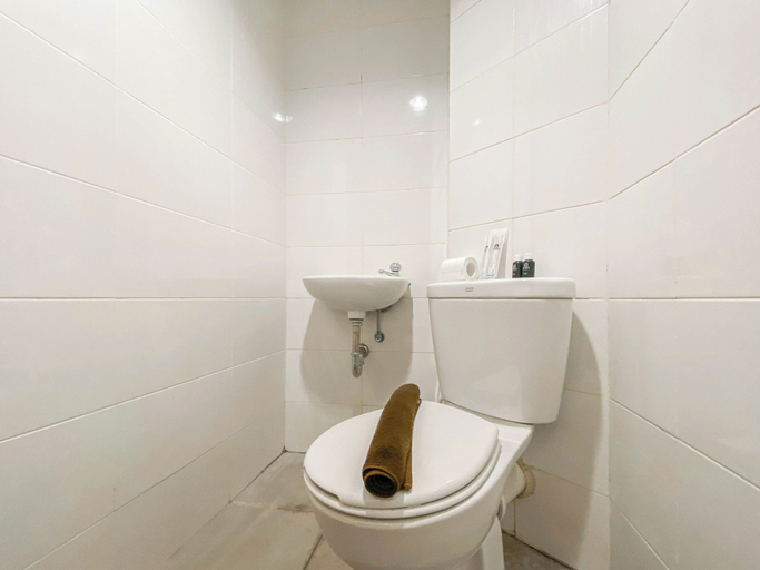 Bathroom 3, Homey And Cozy Studio Apartment At The Alton, Semarang
