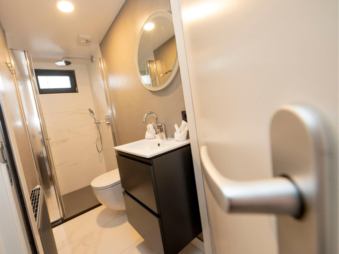 Bathroom 2, Houseboat in Offingawier with Sea View, Sneek