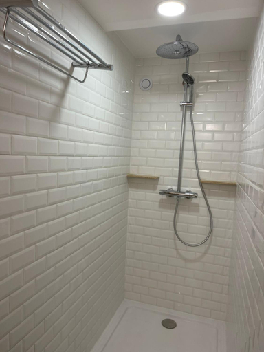 Bathroom 3, Les Iris, Yonne