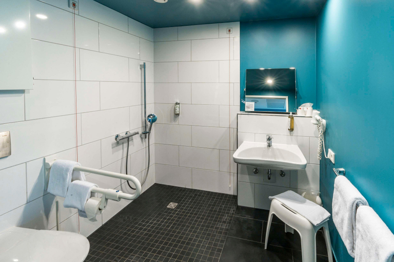 Bathroom 3, Premier Inn Würzburg Hotel, Würzburg