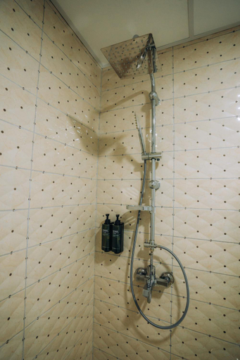 Shower 5, Tim Apartmani