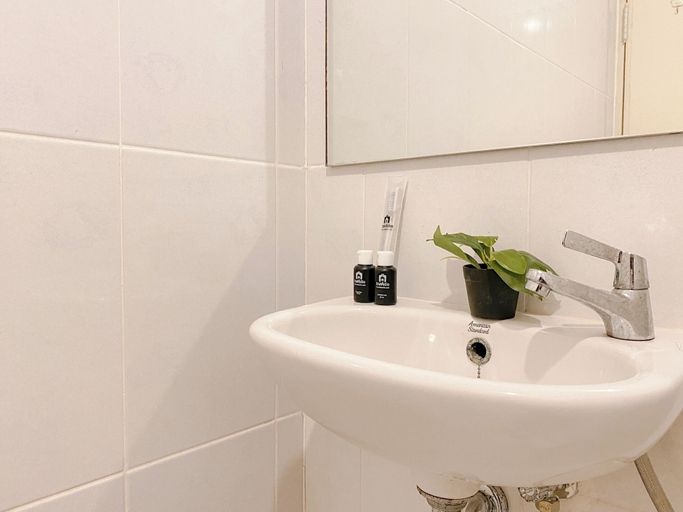 Bathroom 3, Comfy 2Br Apartment At Tokyo Riverside, Tangerang
