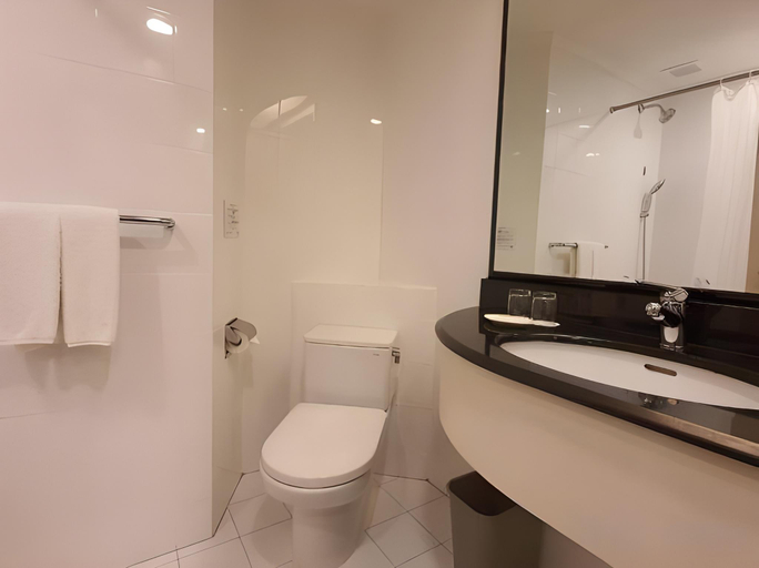 Bathroom 16