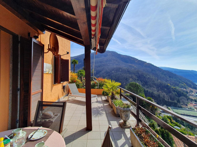 Others 5, Holiday Home in Maccagno with Pool, Varese
