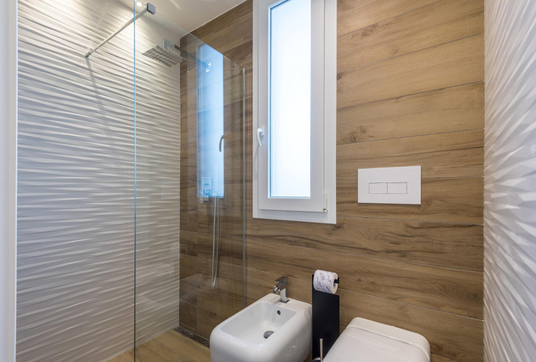 Bathroom 5, Aurienzia, Ragusa