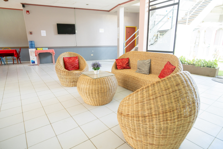 Tropical Place Hotel by RedDoorz