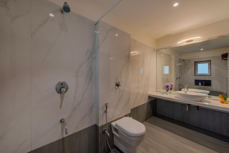 Bathroom 1, SaffronStays Horizon 360, Satara
