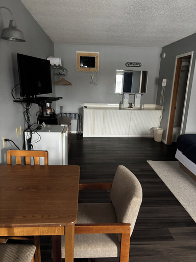 Others, The Nisswa Motel, Crow Wing