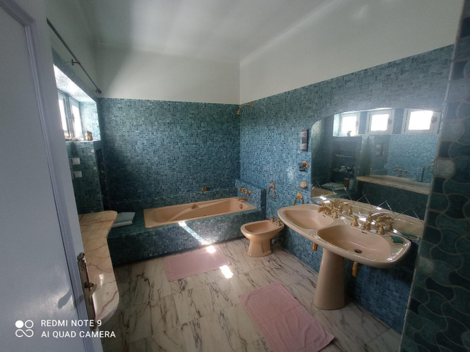 Bathroom, La Maison Basque, Lot-et-Garonne
