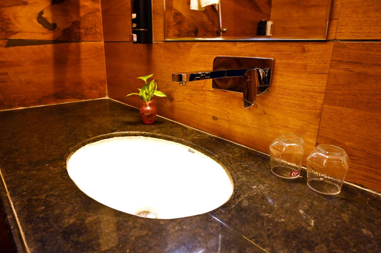 Bathroom 2, Olive, Umaria