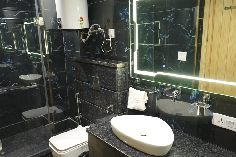Bathroom 3, Uptown Kingdom The Luxury Homestay, Nainital