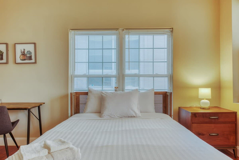 Room 4, Cherry Suites 3BR Apt w W D Foosball Table, Philadelphia