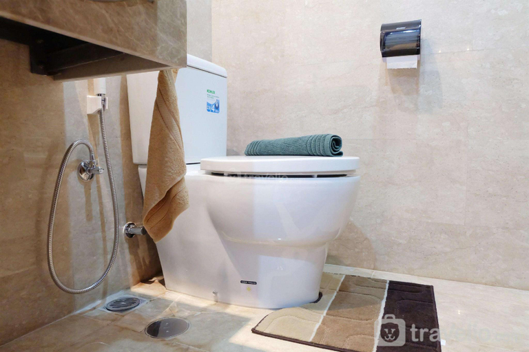 Bathroom 3, Modern and Cozy Studio Menteng Park Apartment By Travelio, Central Jakarta