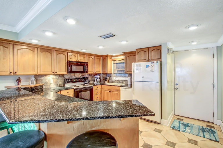 Others 4, Amelia South B7 by RedAwning, Nassau