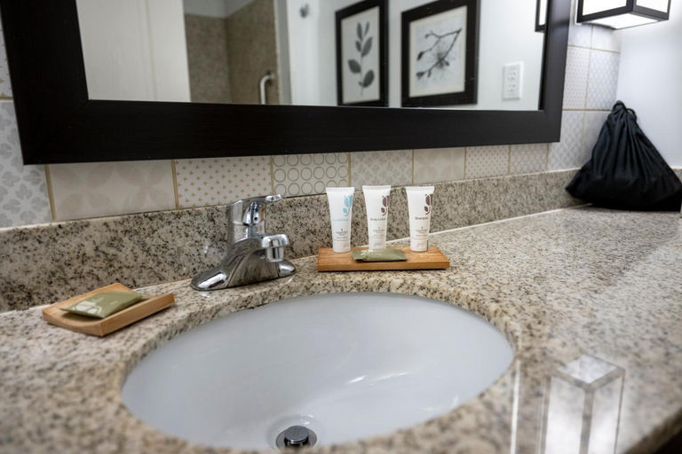Bathroom 4, Country Inn & Suites by Radisson, Lake George (Que, Warren