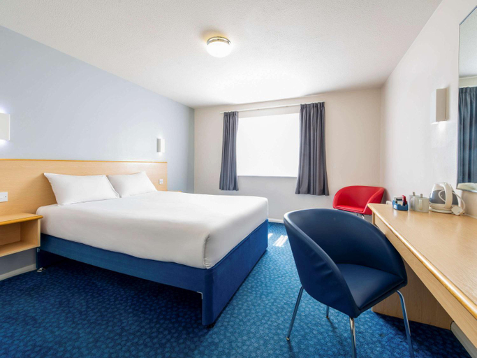 Bedroom, go2 Dundee Camperdown Hotel free car park, Dundee