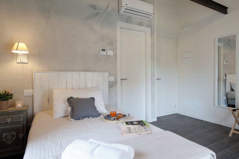 Others 4, Bed & Basta, Reggio Nell'Emilia
