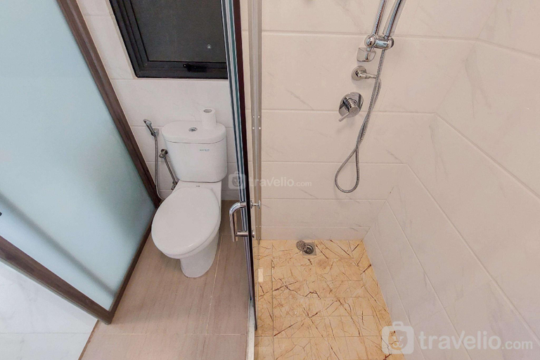 Bathroom 3, Modern Design 2BR at Sky House BSD Apt By Travelio, South Tangerang