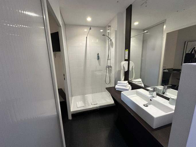 Bathroom 3, Hotel Gardenia Bordeaux Est, Gironde