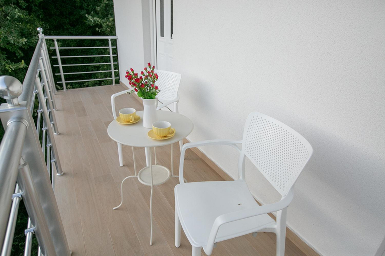 Others 5, Vila Varagic
