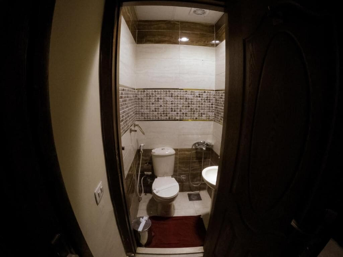 Bathroom 5, City Hotel, Qasr an-Nil