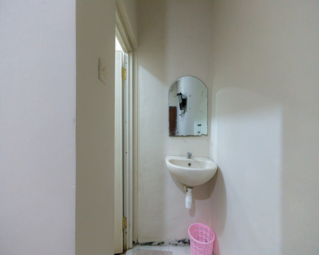 Bedroom 4, RedDoorz @ Osuko Residence Sukomanunggal Jaya, Surabaya
