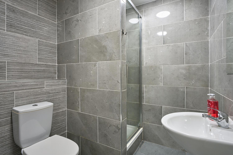 Bathroom 3, Abigail's Hostel, Dublin