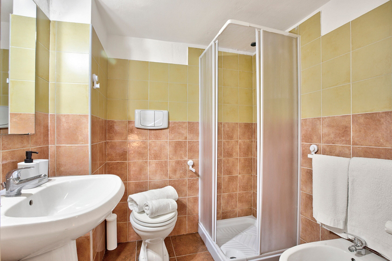 Bathroom, Ravanas 314 Bari Near Station, Bari