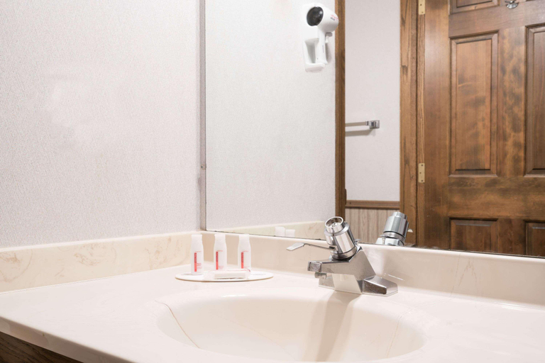 Bathroom 4, Days Inn by Wyndham Hutchinson, McLeod