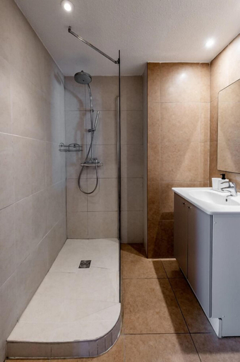 Bathroom 4, Résidence Château d'Acotz, Pyrénées-Atlantiques