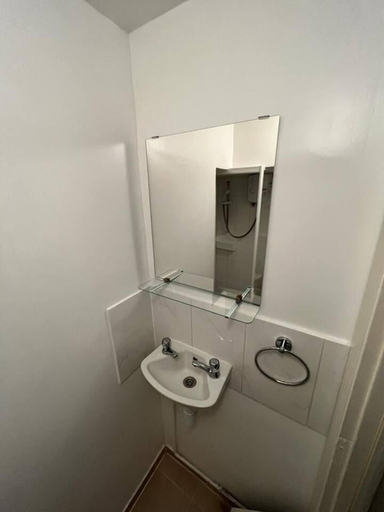 Bathroom 2, Studio Flat in Lovely Alexandra Palace, London, London