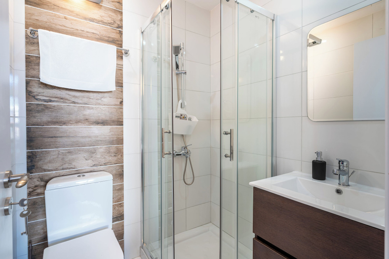 Bathroom 4, Hue 1-Bedroom Apartment in Larnaca, Larnaca