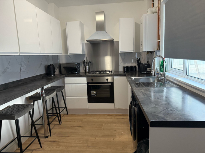 Private kitchen 5, Large and Peaceful 4-bedroom House in Bridgend, Bridgend