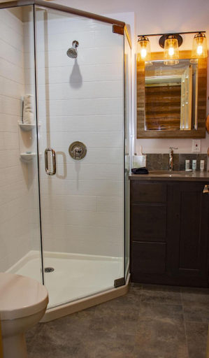 Bathroom 4, Bonners Ferry Log Inn, Boundary