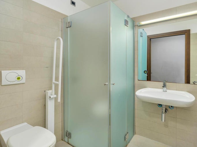 Bathroom 18