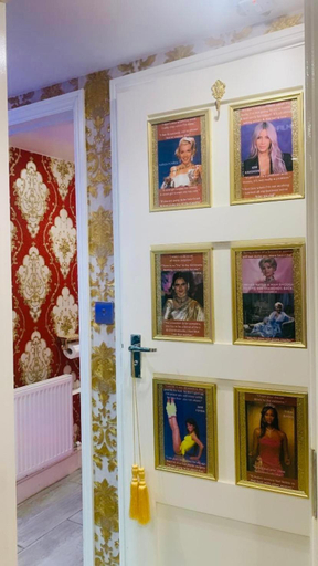 Others 4, Glam London Stays, London