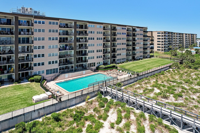 Others 5, Amelia South B7 by RedAwning, Nassau