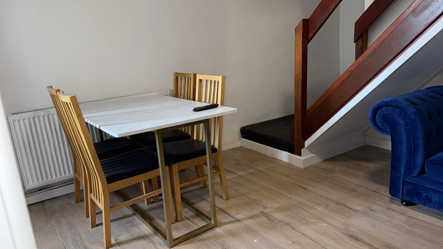 Dining, Large and Peaceful 4-bedroom House in Bridgend, Bridgend