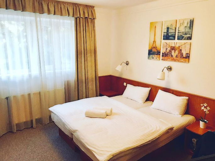 Bedroom 2, Hotel Korona Pension, Budapesti