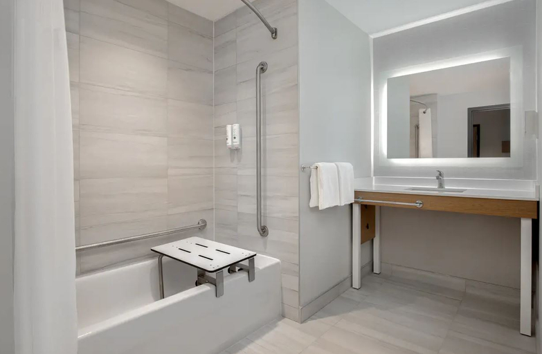 Bathroom, Quality Inn & Suites Prescott ON, Leeds and Grenville