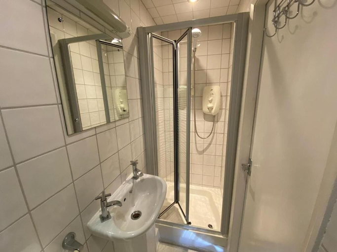 Bathroom 3, Grosvenor Place Guest House, Cheshire West and Chester