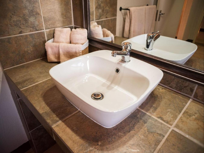 Bathroom 2, Masorini Bush Lodge, Mopani