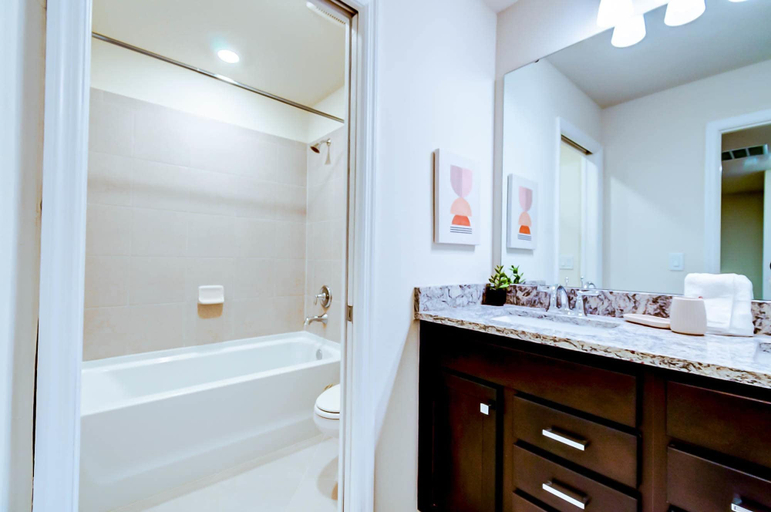 Room 4, 1259 Modern 5BD Family Home For Your Vacation, Lake