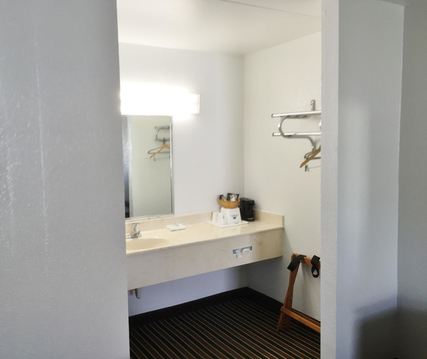 Bathroom 4, American Inn, Conway