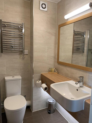 Bathroom 2, The Potters Heron - A Heartwood Inn, Hampshire