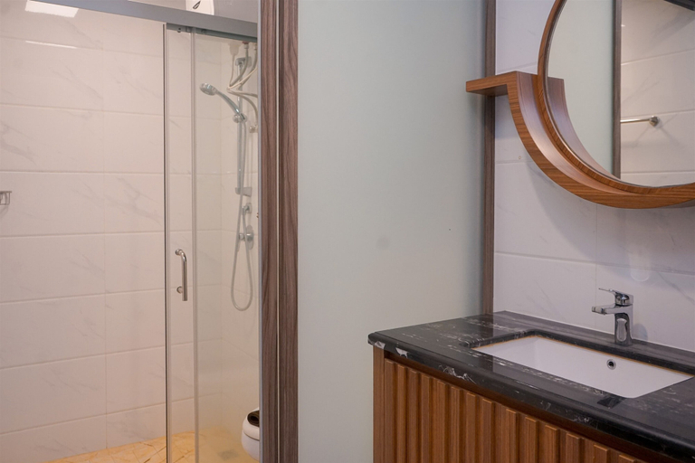 Bathroom 3, Good Choice And Homey 2Br Apartment At Sky House Bsd, Tangerang Selatan
