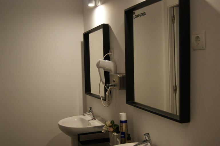 Bathroom 3, MPods Málaga, Málaga