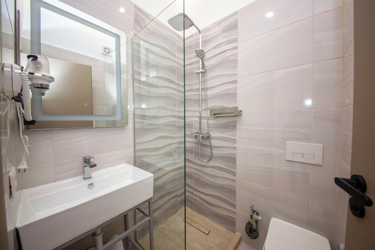 Bathroom 3, Hotel Royal, Vlorës
